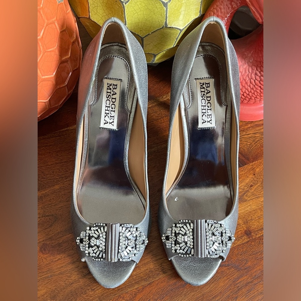 NIB Badgley Mischka “David’s II” Pewter Metallic Peep-toe Pump with Jewels